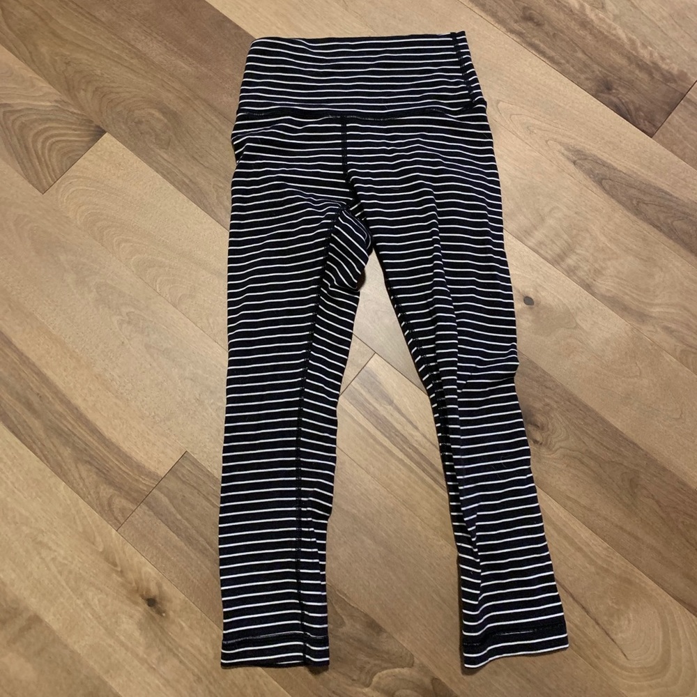 Lululemon Wunder Under size 4 21 inch crops